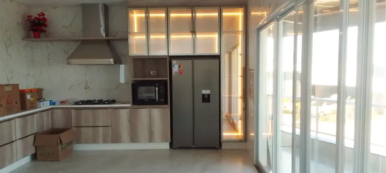 Cozinha planejada com iluminação em LED feita pela Marcenaria Compasso em Taubaté