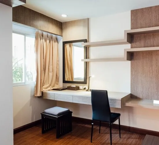 Sala com painel de TV e estante planejados para casa