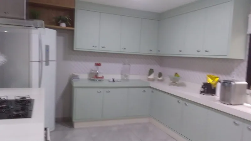 Projeto concluído: cozinha planejada com armários aéreos verdes